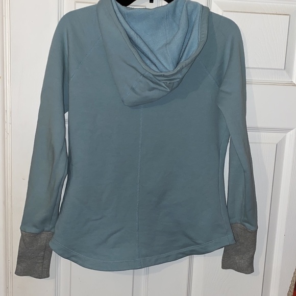 3/$30 The North Face Sweater - Picture 3 of 10